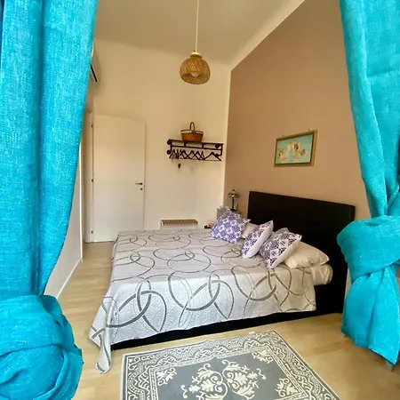 Apartment Center House 272 *