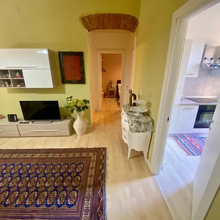 Apartment Center House 272 *
